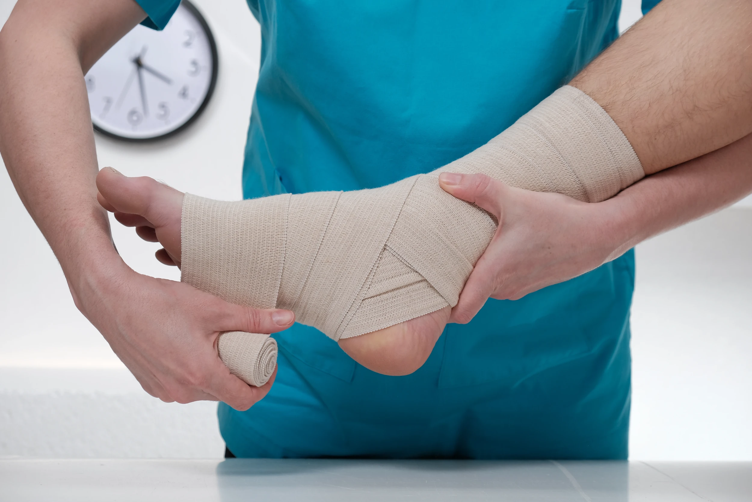 Wundmanagement - Bein wird bandagiert mit brauner Bandage