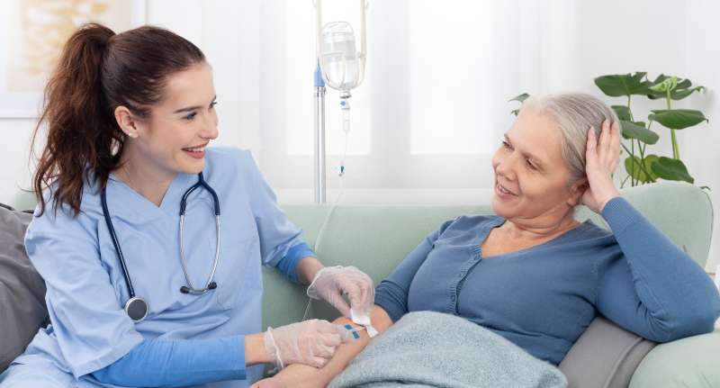 Infusionstherapie durch Krankenschwester zu Haues