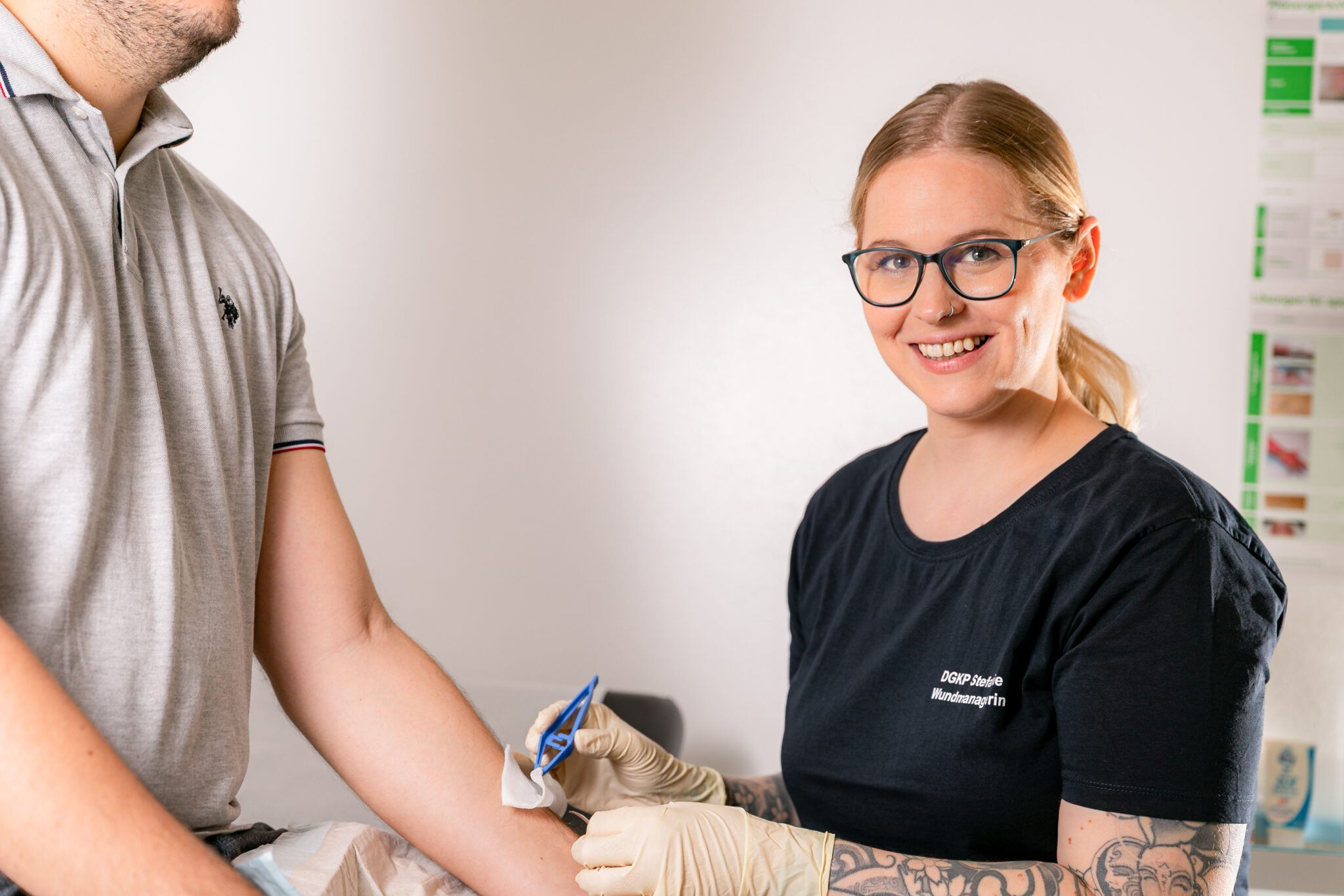 Wundmanagerin bei der Versorgung einer Wunde am Unterarm