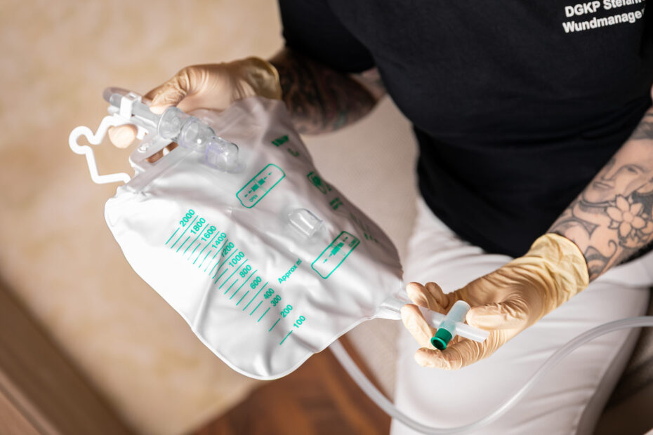 Krankenschwester beim Vorbereiten eines Katheterwechsels im häuslichen Pflegebereich